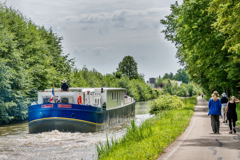 La barcaza "Finesse" navegando por el Canal de la Borgoña (Francia), a su orilla, tenemos un encantador sendero ideal para pasear o ir en bicicleta... CRUCEROS FLUVIALES POR CANALES FINESSE EUROPEAN WATERWAYS CRUCEROS FRANCIA CRUCEROS BORGOÑA BOURGOGNE CRUISES SOUTHERN BURGUNDY CRUISES CANAL DE LA BORGOÑA CRUCEROS CRUCEROS DE LUJO CHARTER CRUCEROS CHARTER BARCAZAS PENICHE CRUISES CROISIERE BORGOGNE #Finesse #EuropeanWaterways #CruiseBarge #BargeCruises #HotelBarge #Barcazas #Crucerosdelujo #CrucerosFrancia #CrucerosCanales #FinesseCroisieres #FinesseCruises #CrucerosPrivados #AlquilerBarcos #Charter #Crucerosenfamilia #CrucerosenGrupo #CrucerosEuropa #EuropeanCruises